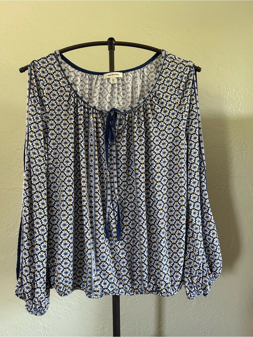 Max Studio Blue Printed Peasant Blouse Open slits down the sleeves Lg
